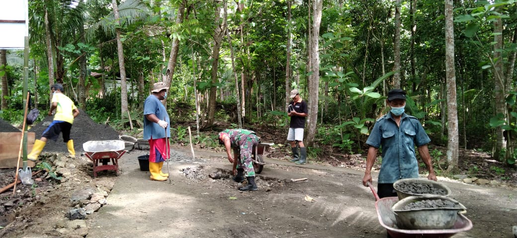 Bhabinsa dan Bhabinkamtibmas Hargorejo Sambangi Padat Karya Penggung